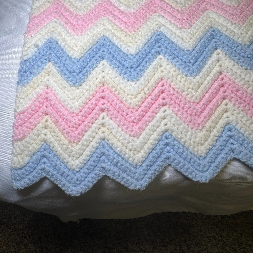Vintage Handmade Crochet Chevron Ripple Baby Blanket Pink Blue Cream 31x42‎